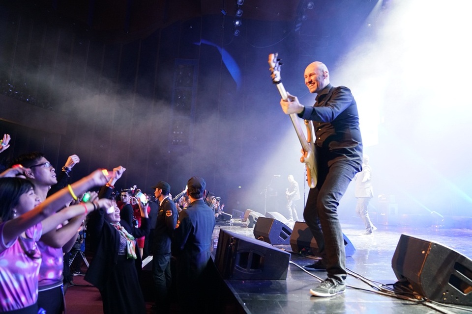 Các vũ công trong ban nhạc cũng cháy hết mình trước sự nhiệt thành của khán giả Thủ đô.