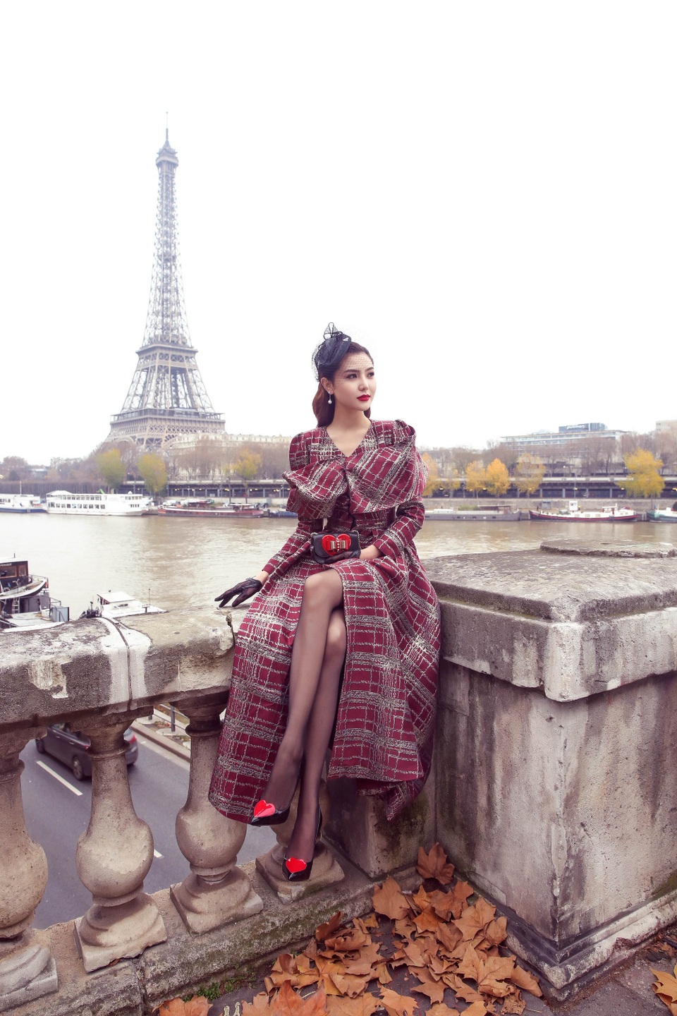 Ngọc Duyên đã đến thăm nhiều địa điểm nổi tiếng của Paris và thưởng thức ẩm thực nước Pháp trên du thuyền trên sông Seine…