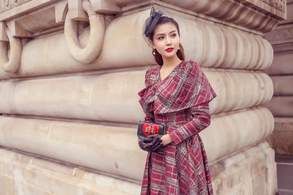 Ngọc Duyên kể: Người ta nói, chỉ đến mùa thu khu vườn Luxembourg mới khoe hết vẻ đẹp rực rỡ của nó. Đó còn là nơi các cặp tình nhân lãng mạn thường lui tới để ngắm nhìn các loài hoa khoe sắc hay dõi theo những chiếc lá vàng xoay tròn chao nghiêng theo gió. Chỉ nghe thấy thế có lẽ không chỉ mình Duyên mà ai cũng muốn tìm đến với mùa thu nước Pháp rồi.