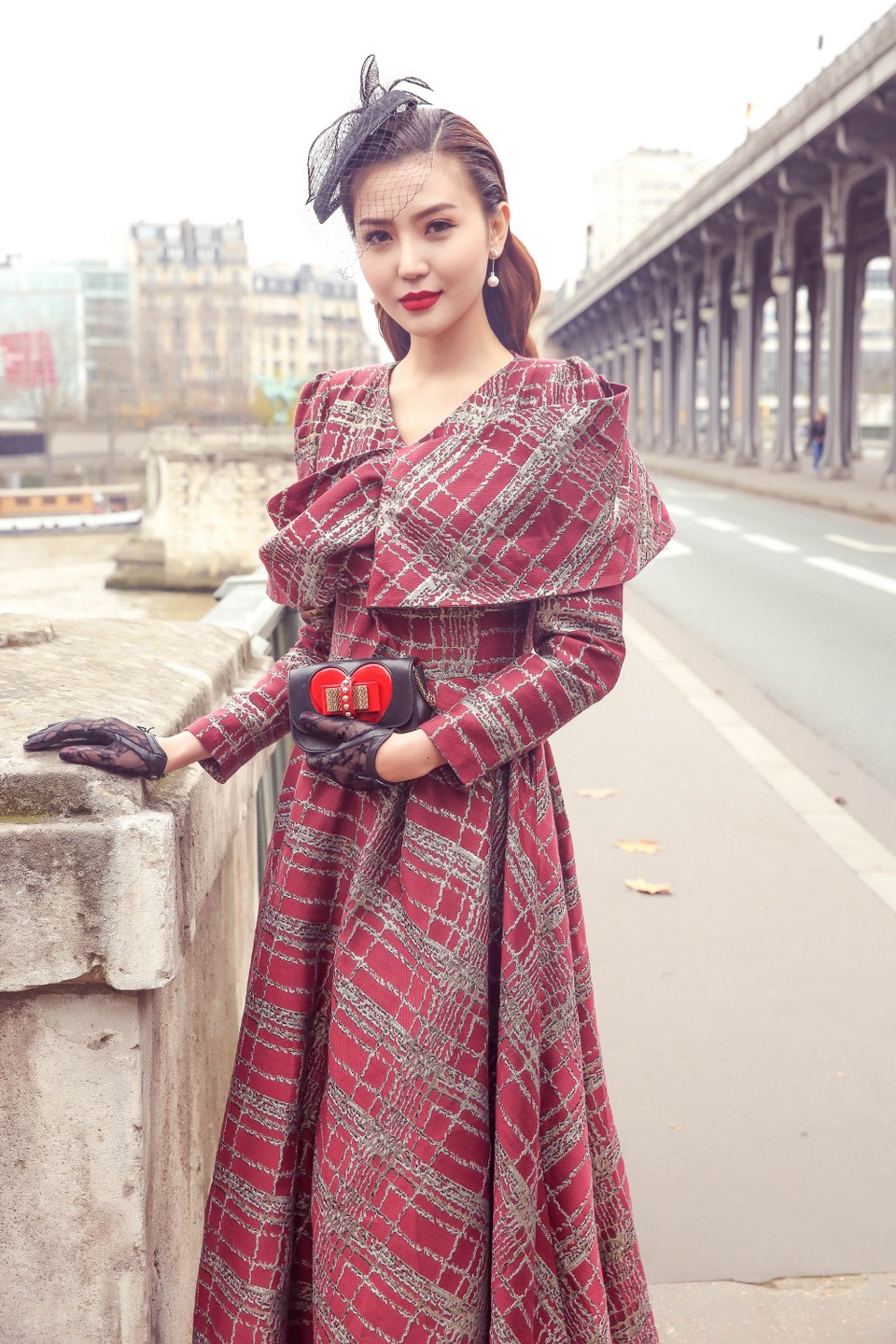 Bên cạnh đó, với gương mặt đẹp thanh tú của Ngọc Duyên cùng làn da trắng mịn màng và vóc dáng gợi cảm, bộ ảnh gây ấn tượng đẹp mắt.