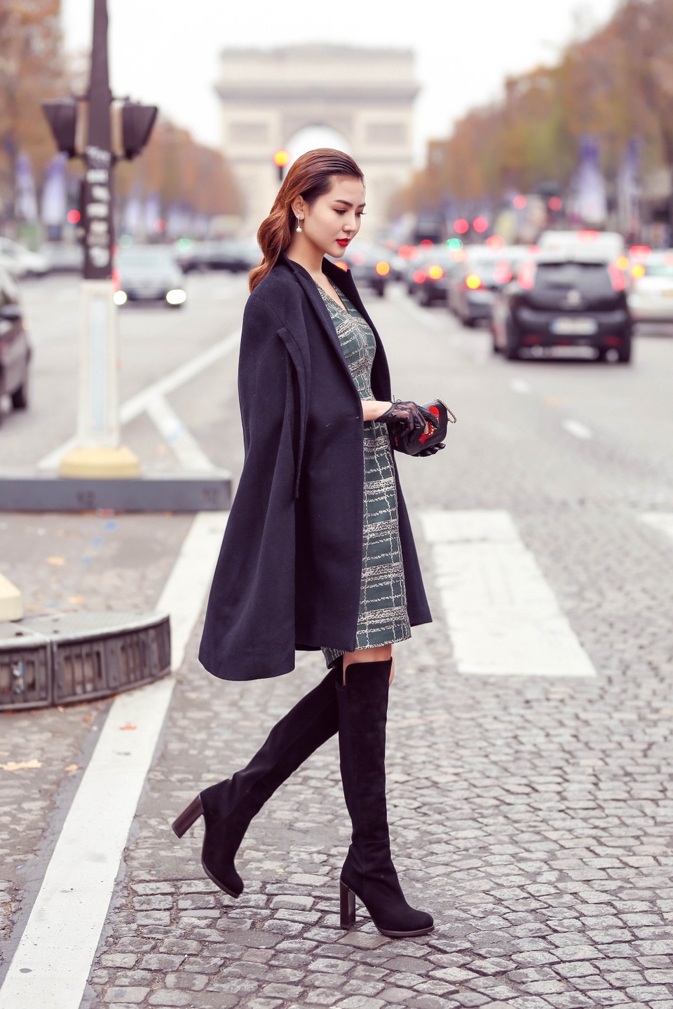 Trong những bộ đầm thanh lịch và sang trọng, Ngọc Duyên trở thành quý cô quyền quý xuất hiện trên phố Paris lãng mạn.