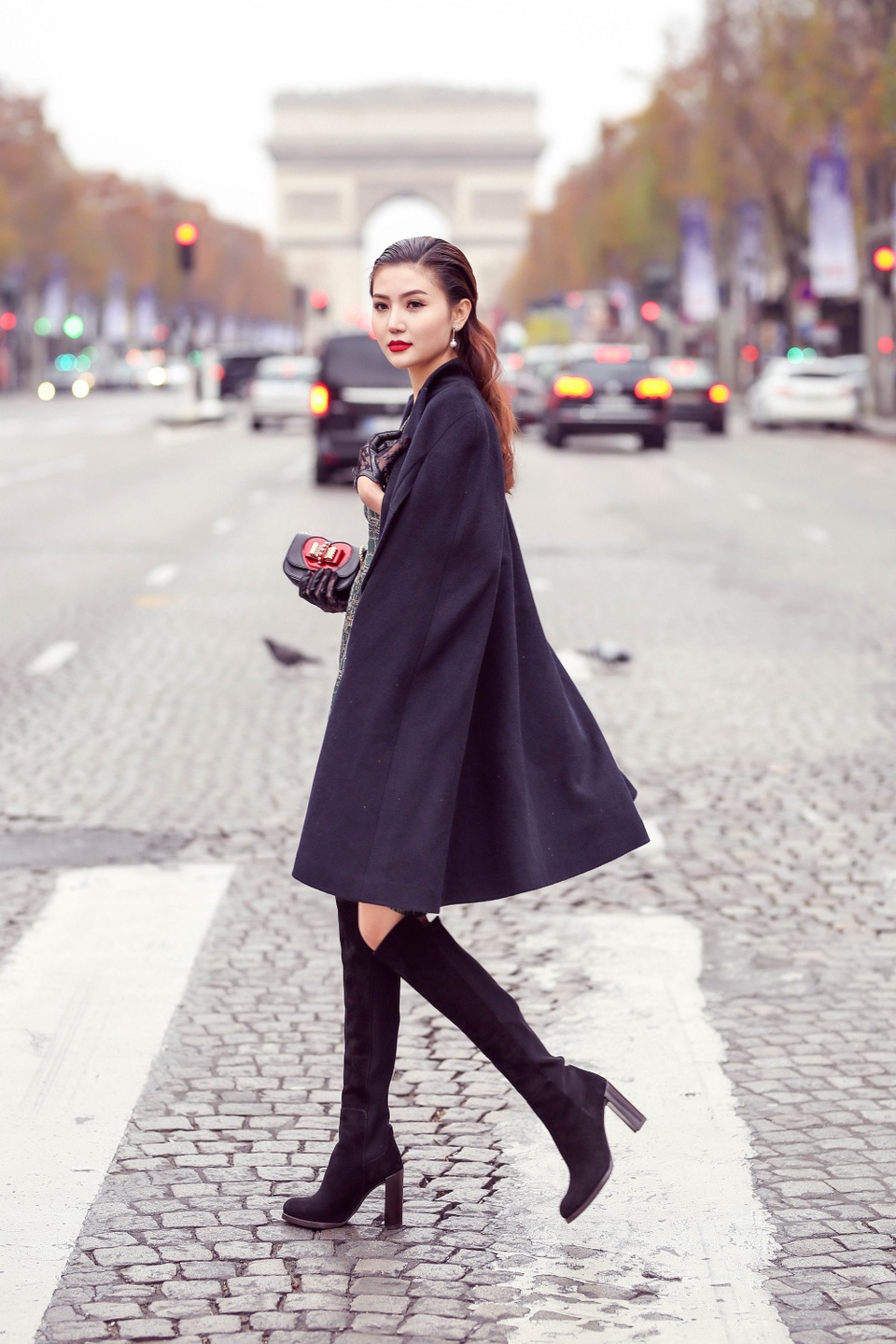 Một ly cà phê trong những quán vỉa hè nhỏ xinh ở một góc phố, bên bờ sông, bên cạnh quảng trường đầy nắng và gió là ấn tượng khó phai trong lòng người đẹp…