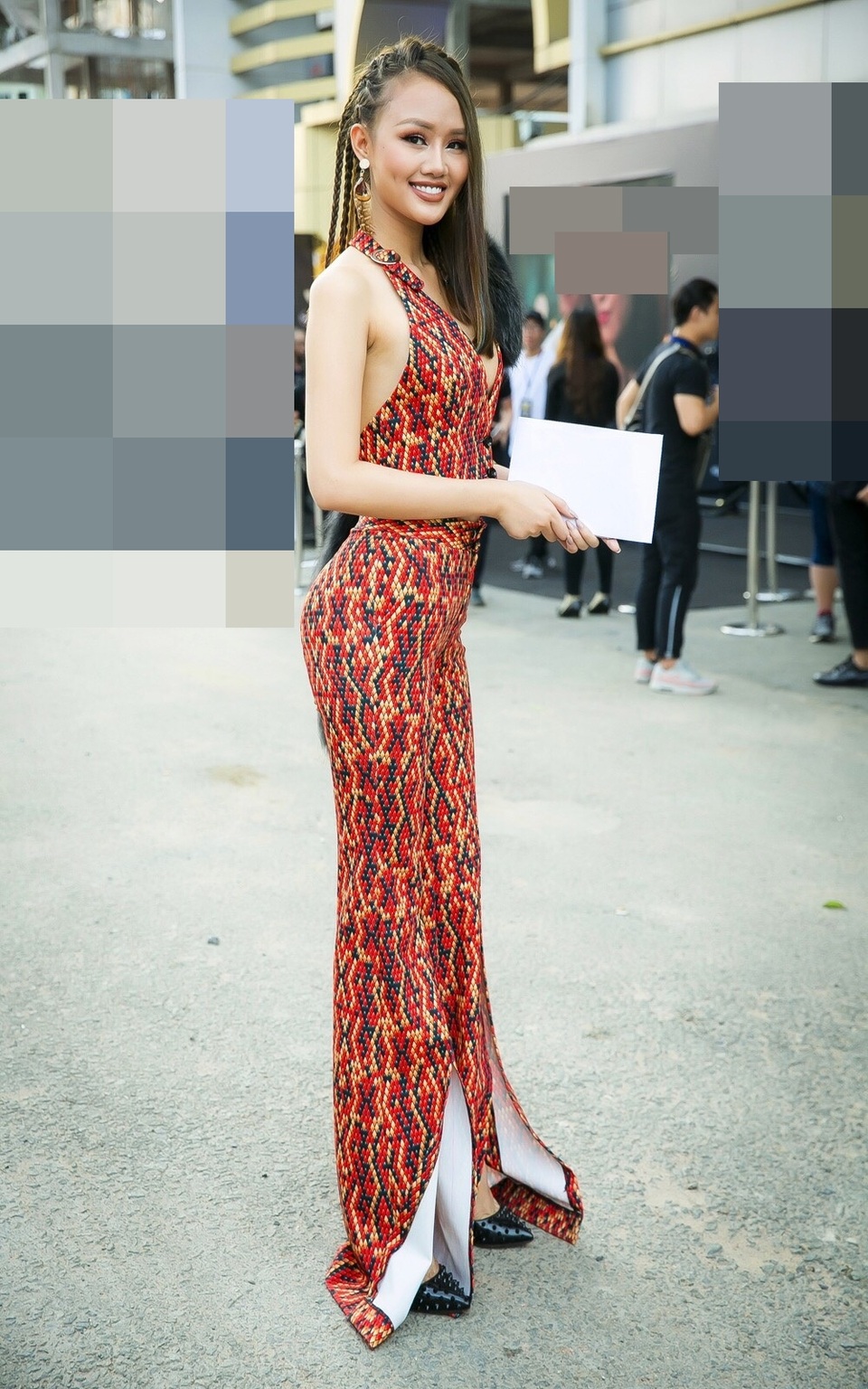 Gần một năm nay Á hậu Thuỳ Anh ở ẩn, hiếm khi xuất hiện tại các sự kiện. Cô tập trung kinh doanh, đi diễn quảng cáo. Trong sự kiện lần này, Á hậu sắc đẹp toàn cầu Lâm Thùy Anh bất ngờ xuất hiện để ủng hộ cho người bạn thân là Hoa hậu Jolie Nguyễn. Cô cũng hội ngộ nhiều người bạn trong làng giải trí như Bê Trần, Lương Mạnh Hải,…