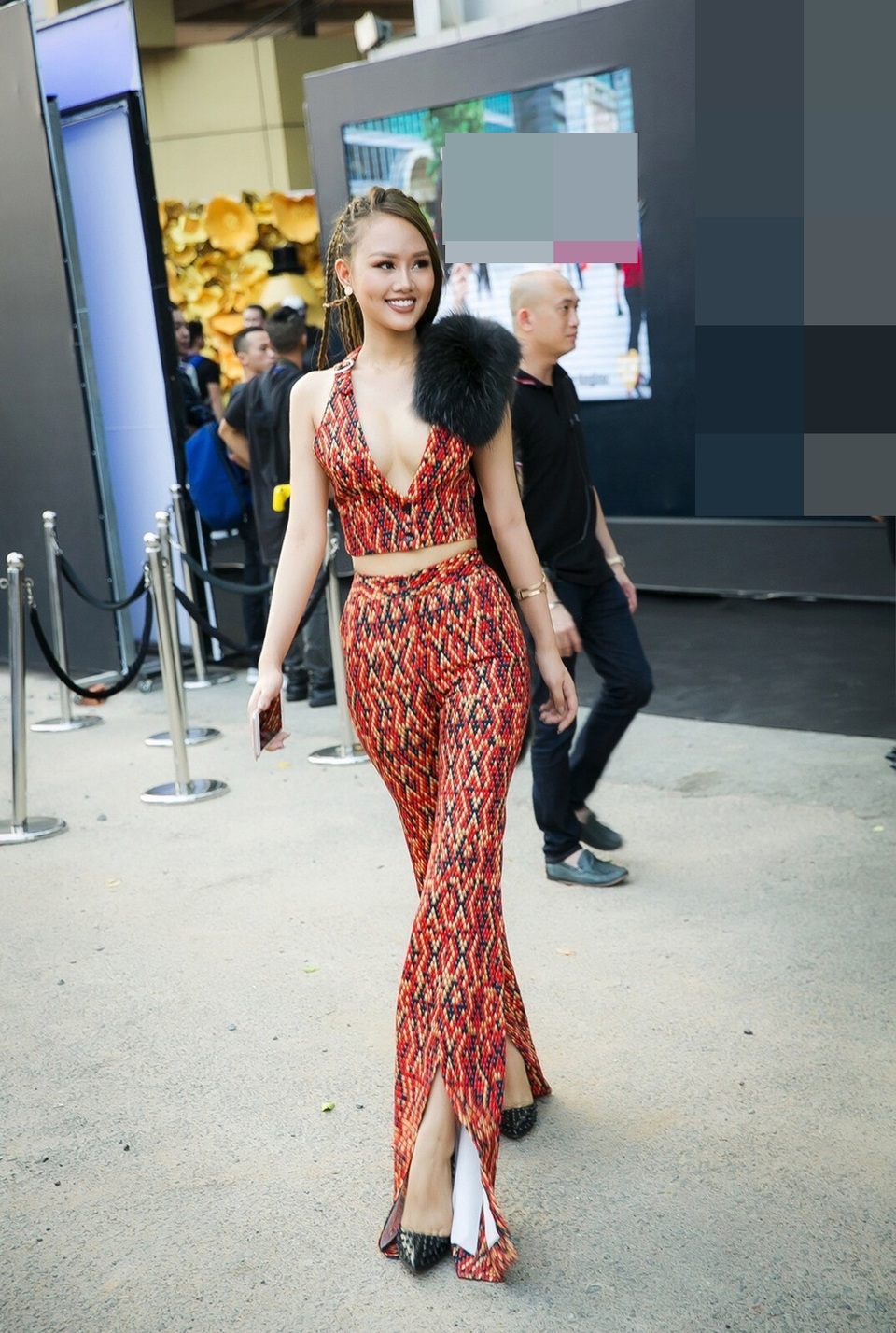 Trang phục với đường sẻ sâu cuốn hút và quần ống loe cạp cao xu hướng đang được lăng xê giúp cho Lâm Thuỳ Anh khoe số đo chuẩn và rất thời trang.