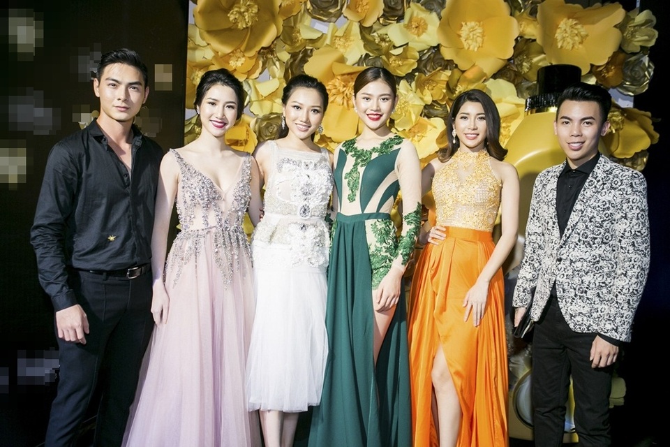 Cô hào hứng trò chuyện cùng Hoa hậu trang sức 2015 Hoàng Thu Thảo, Nguyễn Ngọc Vân - Top 8 Hoa hậu các Quốc Gia 2015 và Chúng Huyền Thanh The Face.