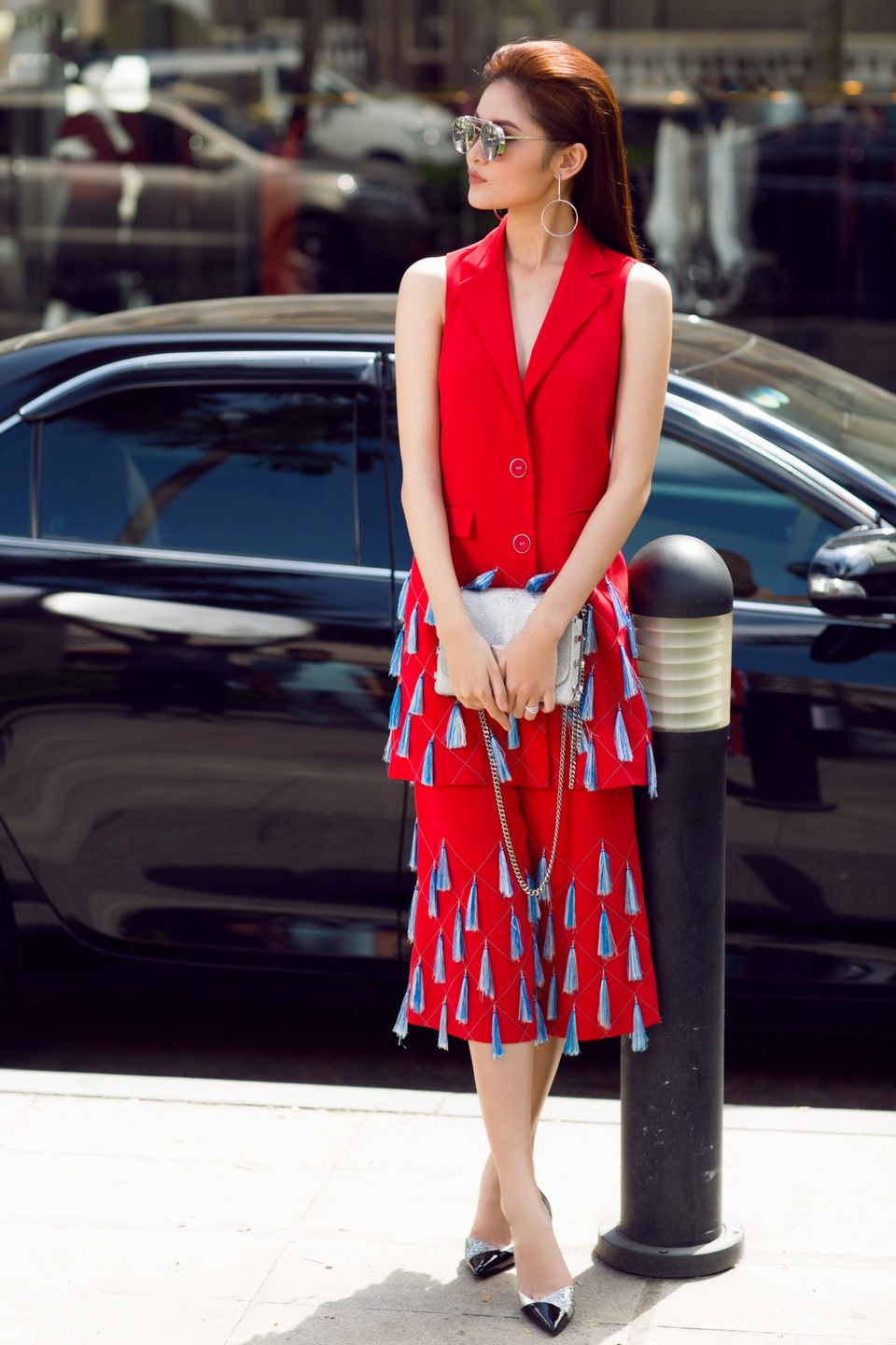 Á hậu Thùy Dung điệu đà trong thiết kế vest không tay dáng dài. Dáng áo có độ dài ngang hông khá thuận tiện trong việc phối đồ, phụ kiện.