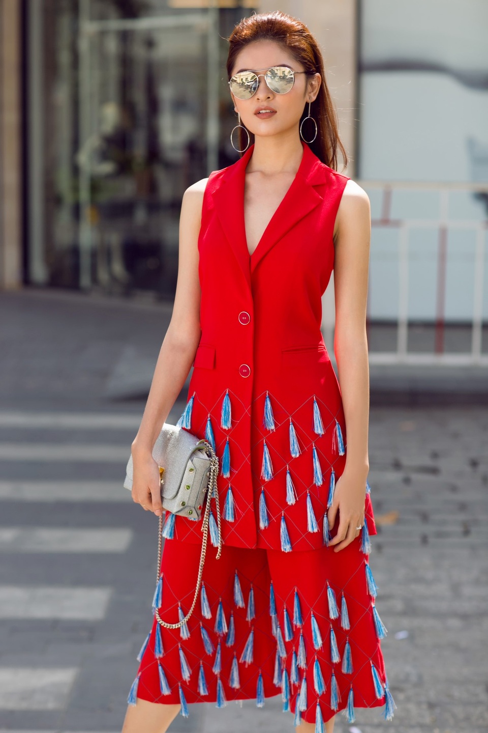 Kết hợp cùng quần loe ngang gối tạo nên vẻ ngoài pha trộn giữa chỉn chu và cá tính.