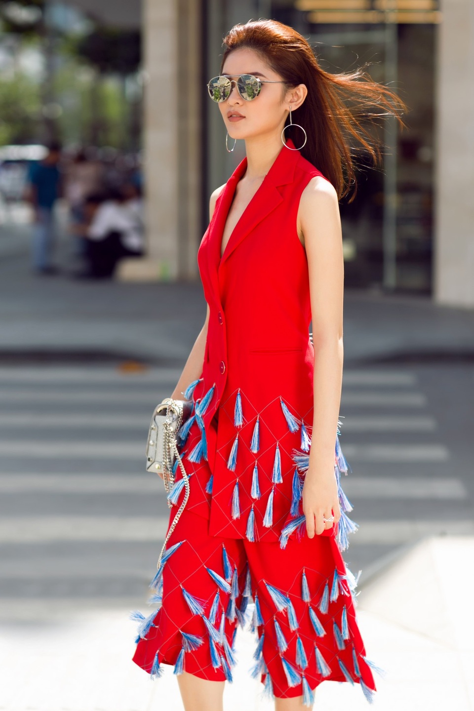 Thùy Dung kết hợp cùng túi xách da giả metalic và hoa tai bản tròn to.