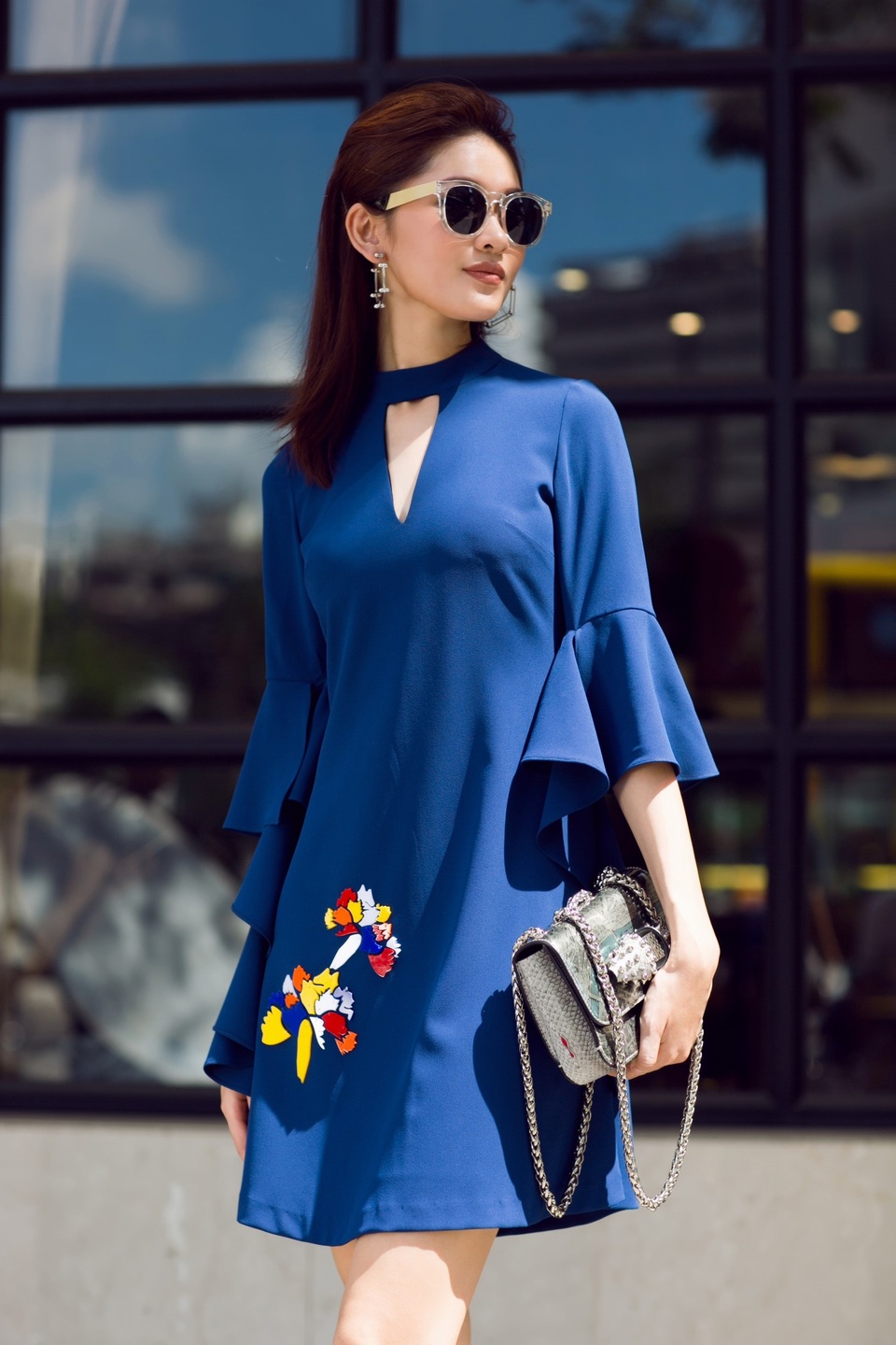 Đầm suông hoa tay lỡ luôn là lựa chọn dễ chịu và phù hợp cho những buổi xuống phố vội vàng. Dáng suông của chiếc váy dễ dàng che lấp khuyết điểm về vóc dáng của người mặc.