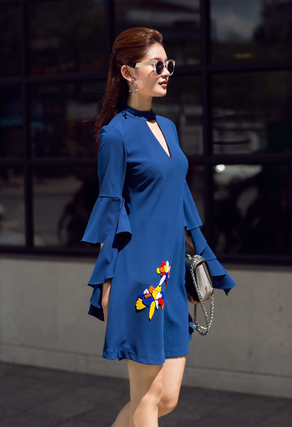 Với đường nét cơ thể chuẩn, Thùy Dung dễ dàng tỏa sáng trong mẫu váy màu xanh dương trầm, họa tiết hoa cẩm chướng.