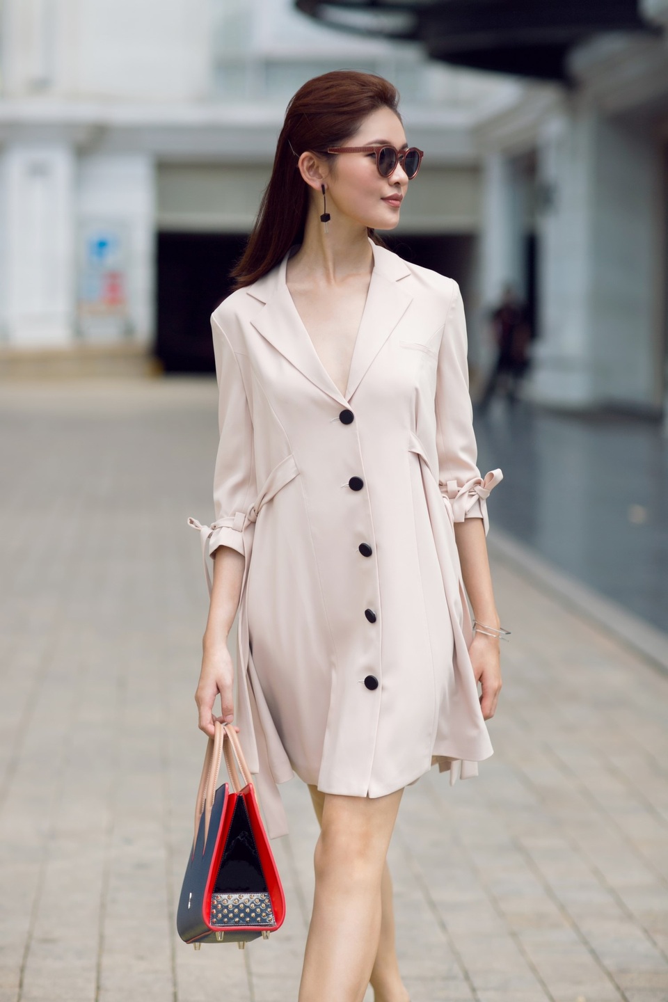 Set đồ có phần đơn giản này là lựa chọn của Thùy Dung trong tiết trời thu/đông. Chiếc váy sơ mi màu nude vô cùng phù hợp với tông da sáng hồng của người mặc.