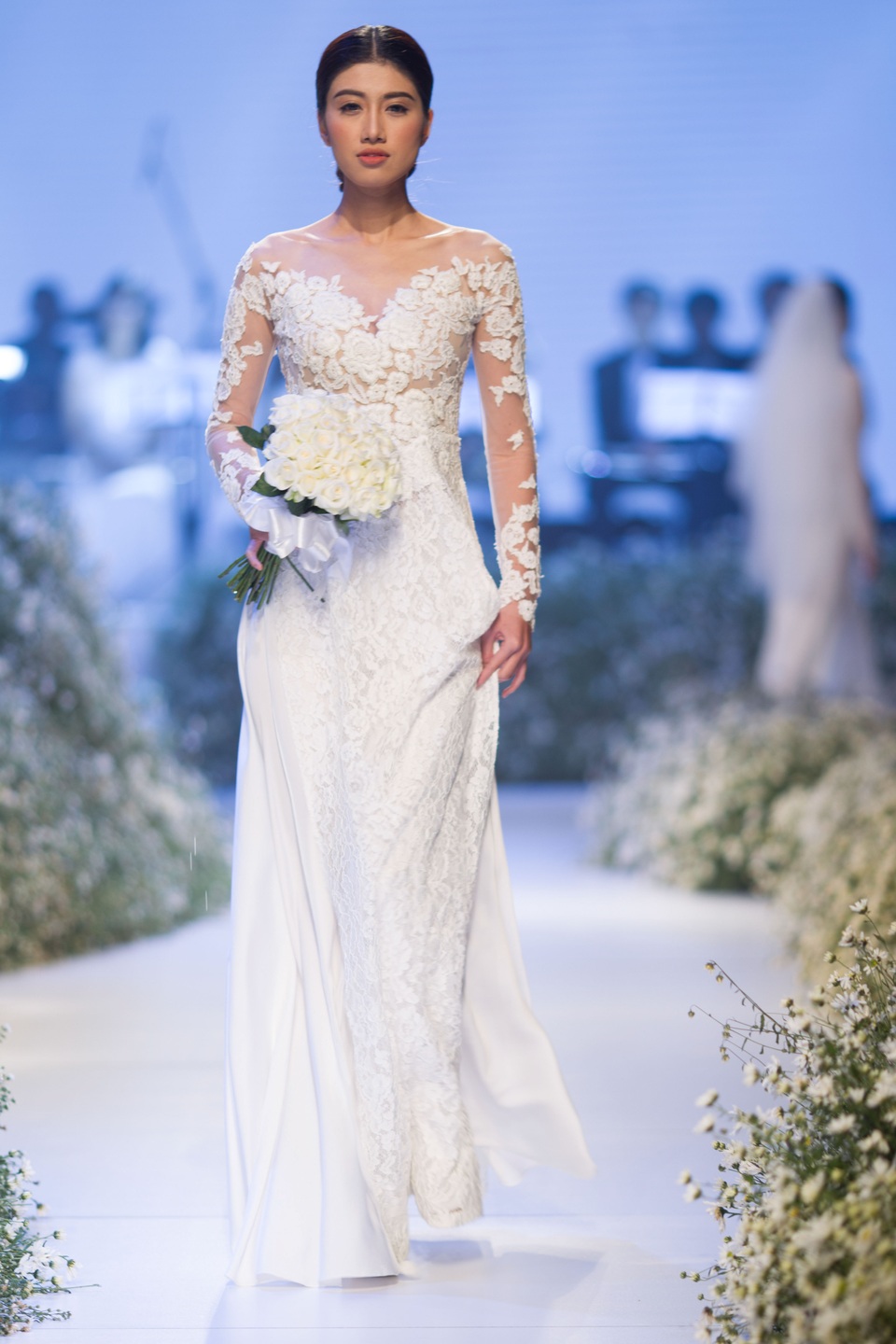 Dàn người đẹp thanh lịch với áo dài cưới tinh khôi - 9 Dàn người đẹp thanh lịch với áo dài cưới tinh khôi - 9