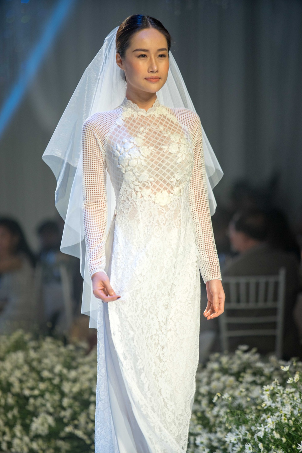 Dàn người đẹp thanh lịch với áo dài cưới tinh khôi - 8 Dàn người đẹp thanh lịch với áo dài cưới tinh khôi - 8