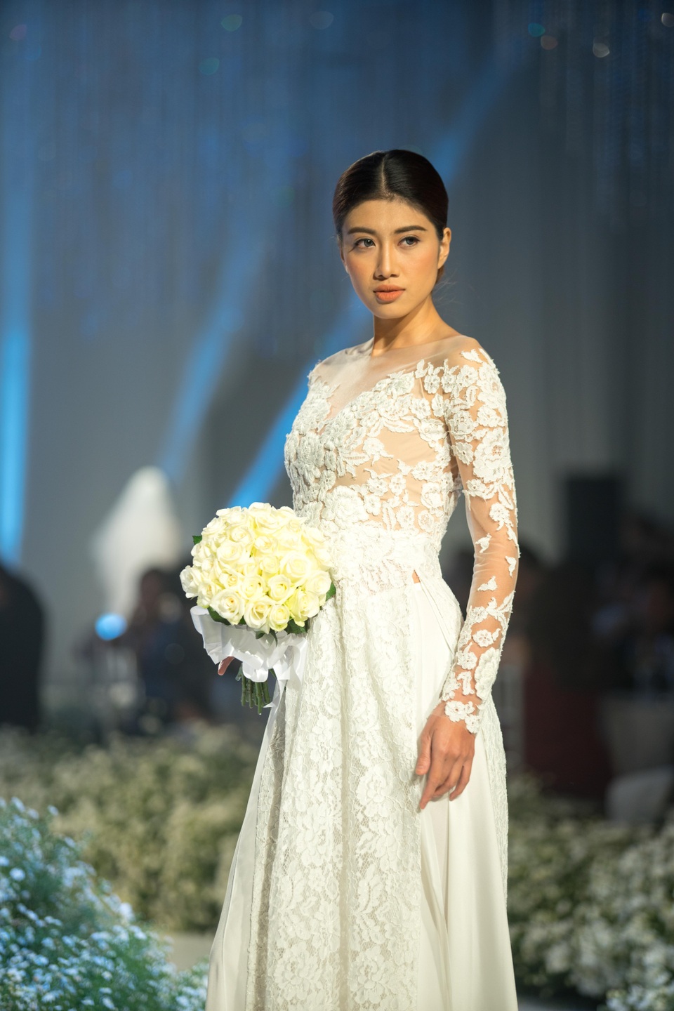 Dàn người đẹp thanh lịch với áo dài cưới tinh khôi - 7 Dàn người đẹp thanh lịch với áo dài cưới tinh khôi - 7