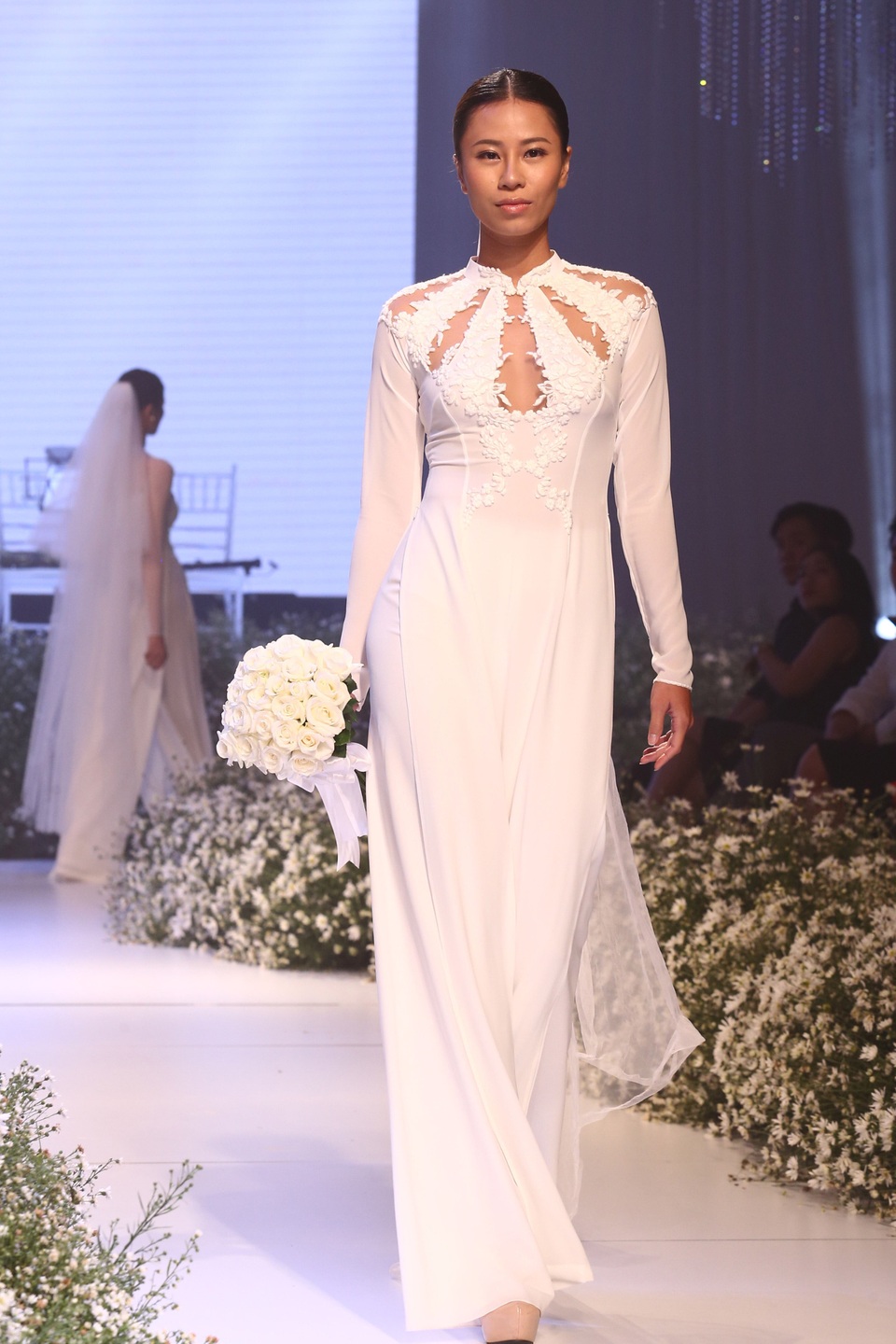 Dàn người đẹp thanh lịch với áo dài cưới tinh khôi - 5 Dàn người đẹp thanh lịch với áo dài cưới tinh khôi - 5