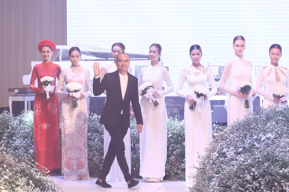 Dàn người đẹp thanh lịch với áo dài cưới tinh khôi - 12 Dàn người đẹp thanh lịch với áo dài cưới tinh khôi - 12