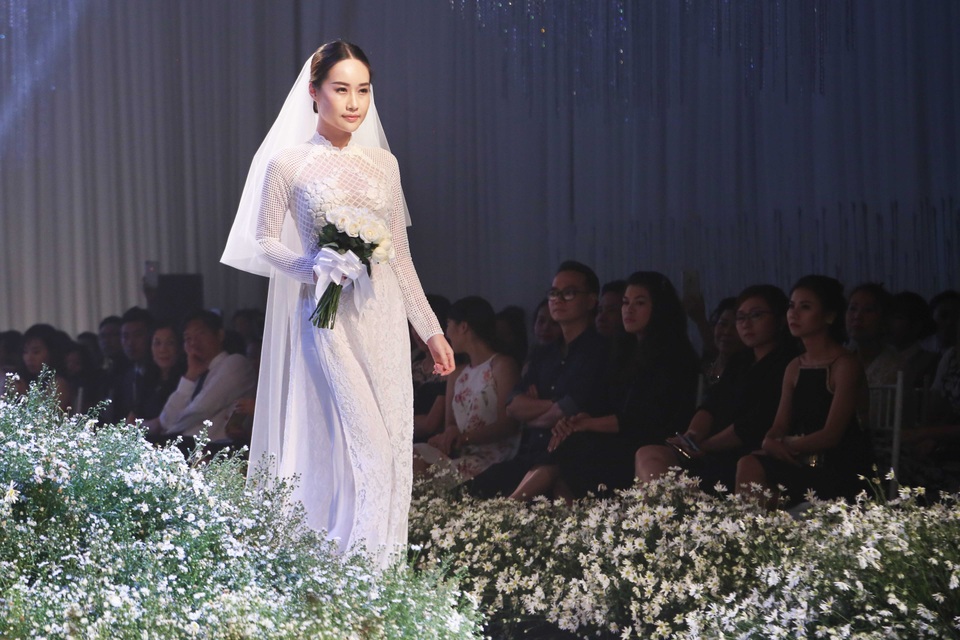 Dàn người đẹp thanh lịch với áo dài cưới tinh khôi - 4 Dàn người đẹp thanh lịch với áo dài cưới tinh khôi - 4