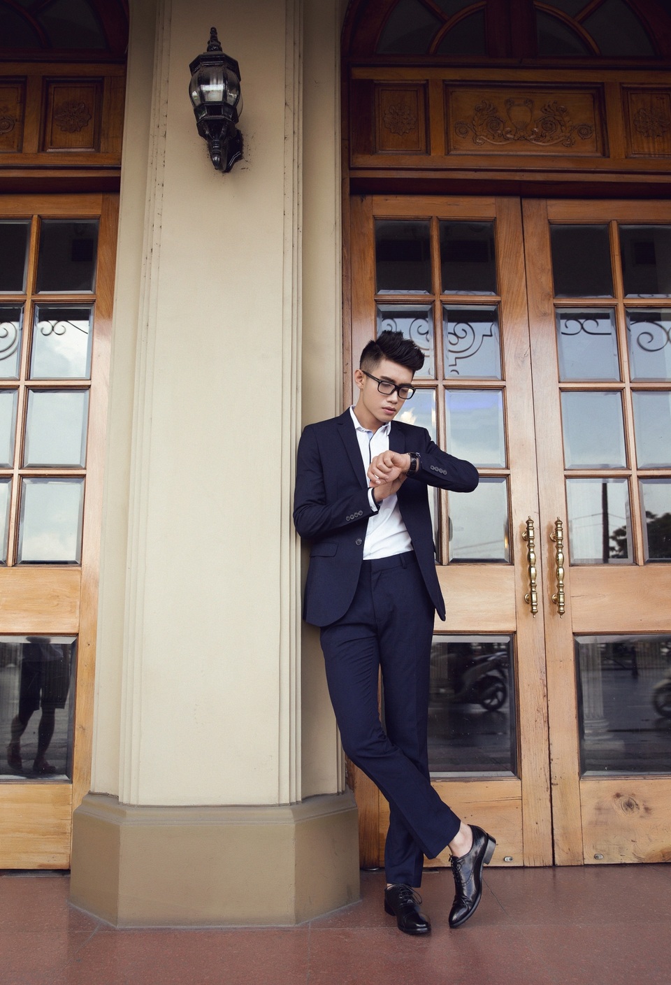 Bộ suit giúp Quang Đăng định hình được phong cách quý ông hiện đại của mình với màu đen lịch lãm.