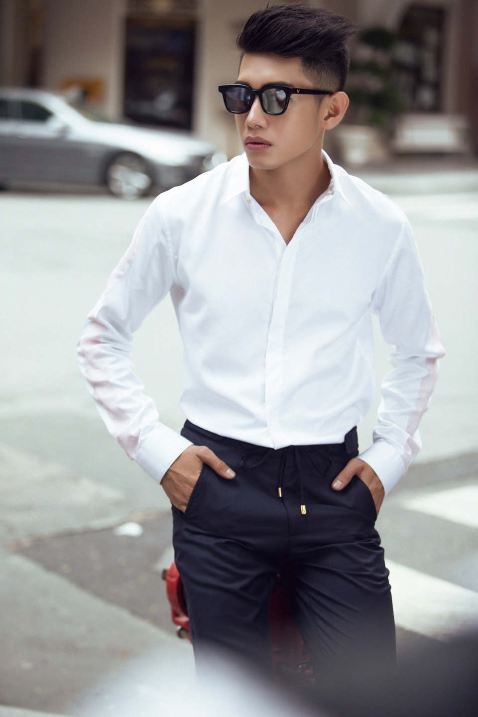 Dù là suit hay áo sơ mi đơn giản, Quang Đăng đều biết cách chọn phối chúng cùng những phụ kiện phù hợp.