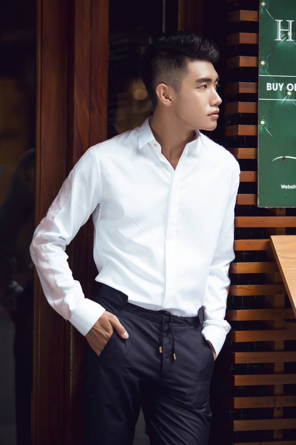 Không quá cầu kì với cài áo kim loại hay ca-ra-vat, chiếc kính mát cơ bản khiến tổng thể bộ trang phục trông trẻ trung và hợp xu hướng quý ông hiện đại.