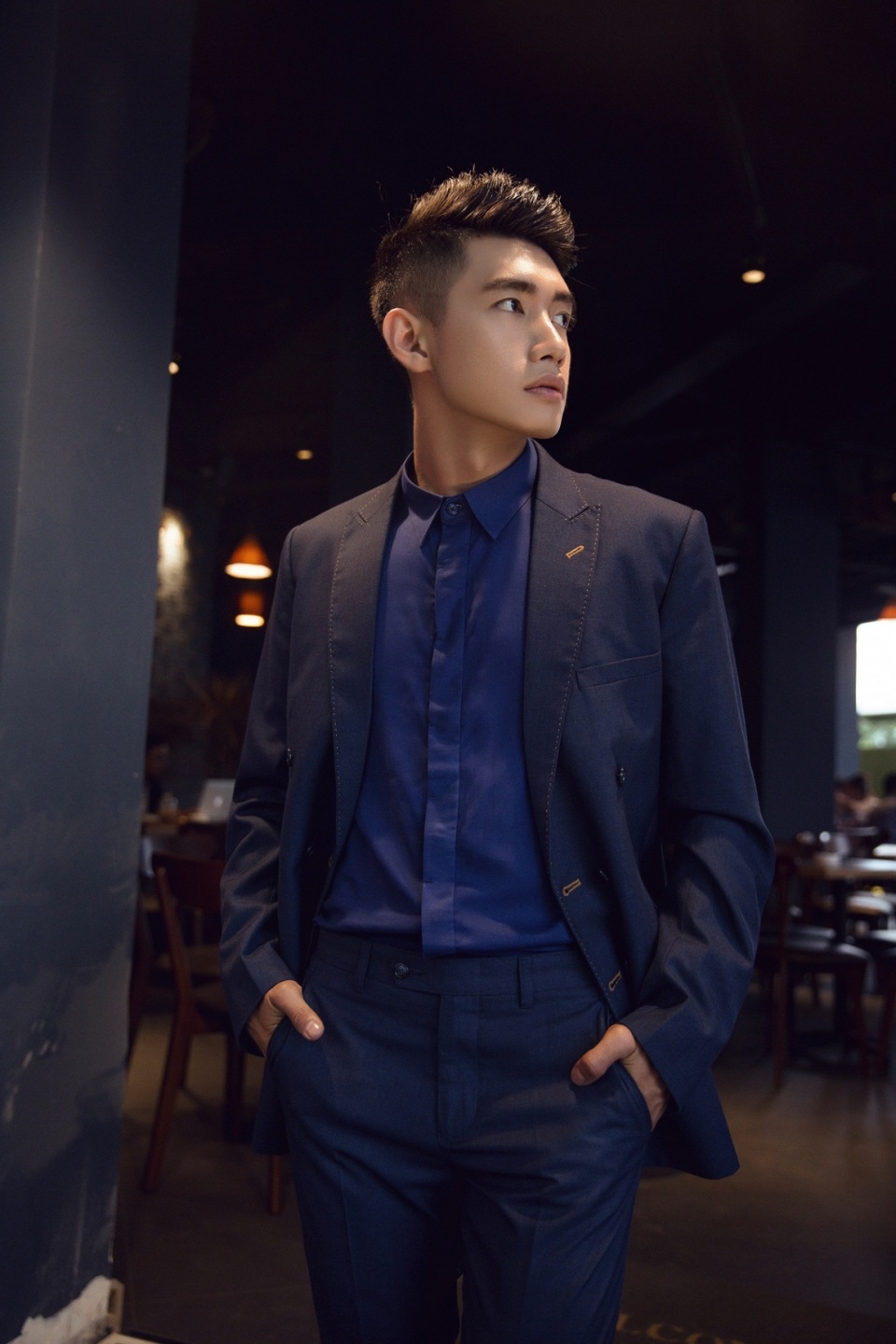 Ở bộ trang phục cuối cùng, Quang Đăng vẫn trung thành với phong cách vest hiện đại, không gò bó. Màu xanh navy xu hướng được Quang Đăng tận dụng ở áo vest khoác ngoài, áo trong và quần tây, tạo nên vẻ ngoài đồng nhất. Xanh navy cũng là màu sắc không thể thiếu trong tủ đồ của các Quang Đăng, giúp anh sẵn sàng lịch lãm bất cứ khi nào.