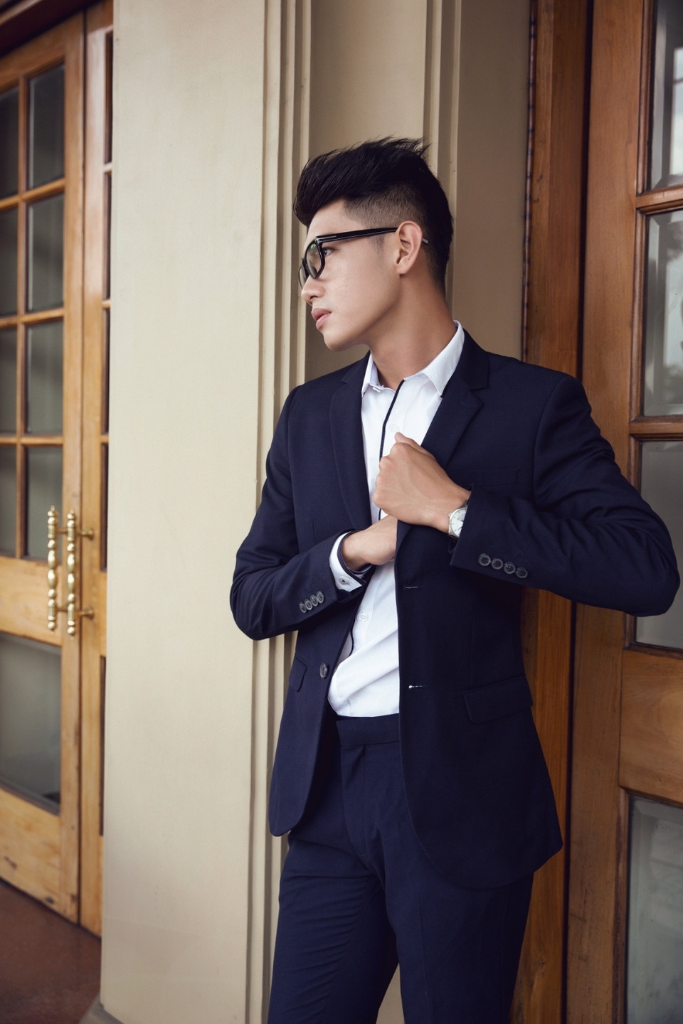 Bên cạnh đó, set đồ vest đẹp và lịch lãm không thể nào thiếu đi chiếc đồng hồ khung kim loại sang trọng.