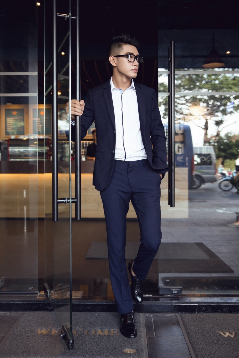 Chiếc áo sơ mi viền đen bên trong tạo sự nhẹ nhàng cho bộ trang phục, phù hợp với cả những buổi hẹn đối tác quan trọng hay dạo phố.