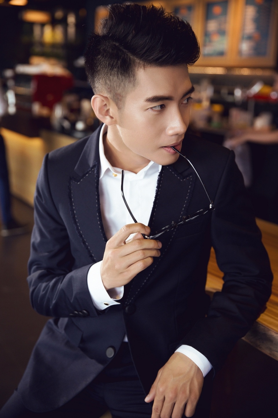 Bộ vest tông đen chủ đạo tiếp tục trở thành “đồng minh” cho vẻ ngoài của Quang Đăng.