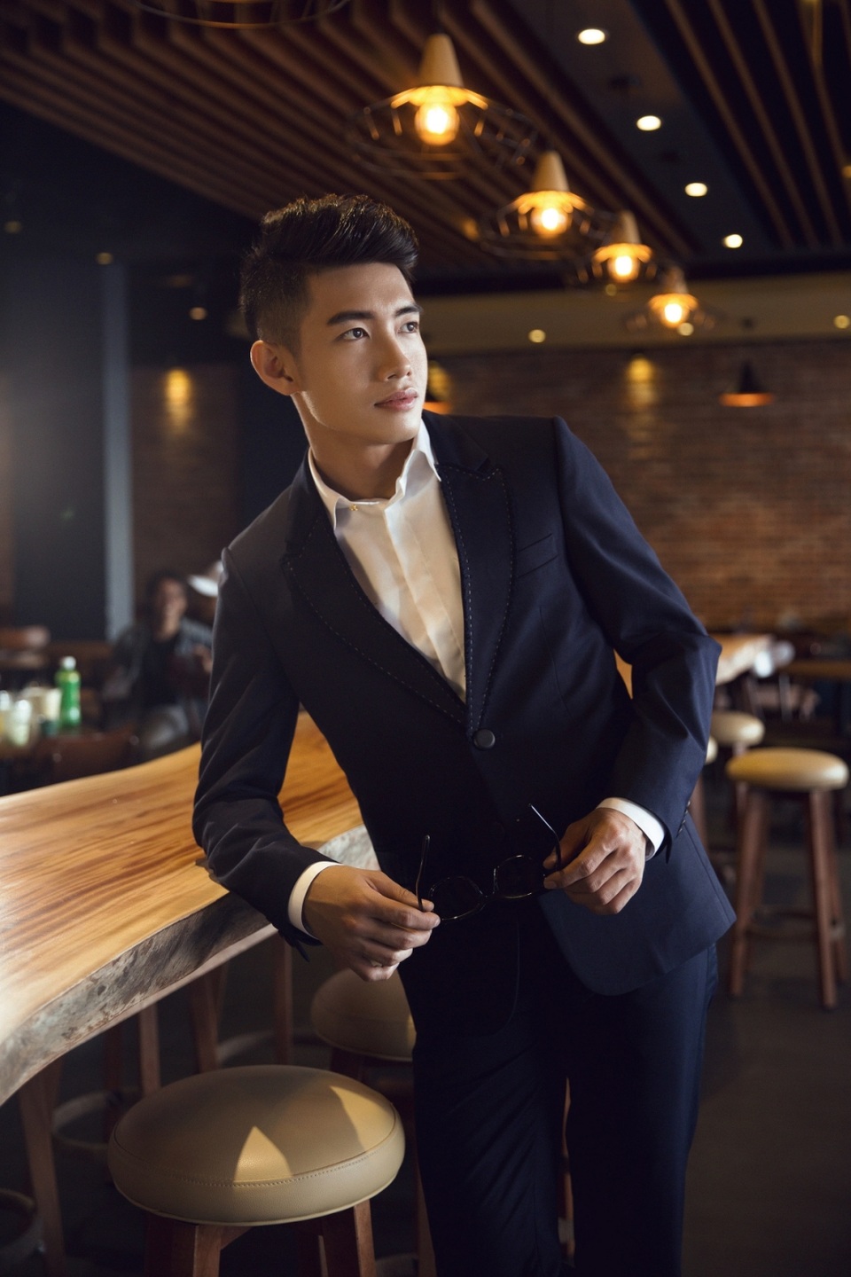 Chỉ một chút biến hóa đến từ kiểu dáng và phom áo sơ mi phía trong khiến bộ suit đơn thuần trở nên khác lạ và thời trang hơn.