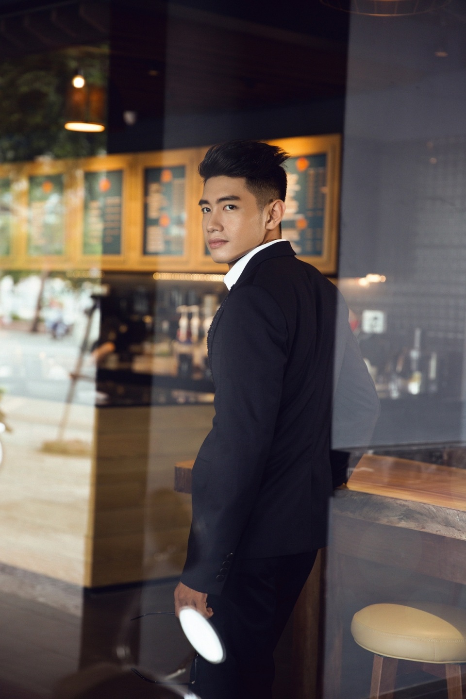 Điểm nhấn độc đáo của chiếc áo vest nằm ở phần viền chỉ trên cổ áo.