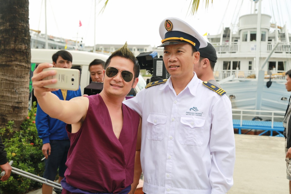 Nam ca sĩ Bằng Kiều (trái) cũng đảm nhiệm một vai diễn trong phim.