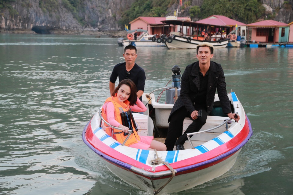 Bà mẹ nhí Angela Phương Trinh tươi tắn trong phim.