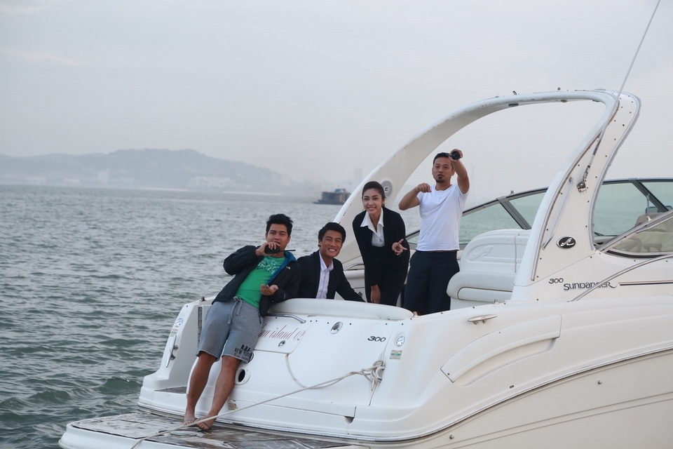 Mạc Hồng Quân (thứ 2 từ trái sang) tham gia diễn xuất.