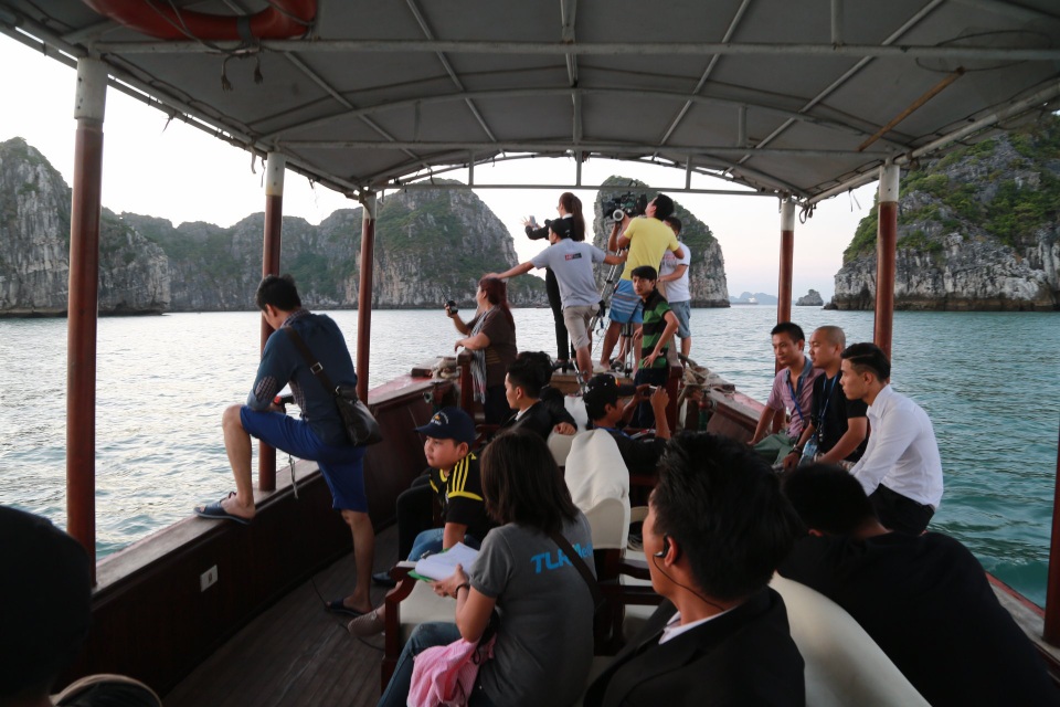 Đoàn phim huy động 100 người ăn ở, sinh hoạt trên biển suốt gần một tháng.