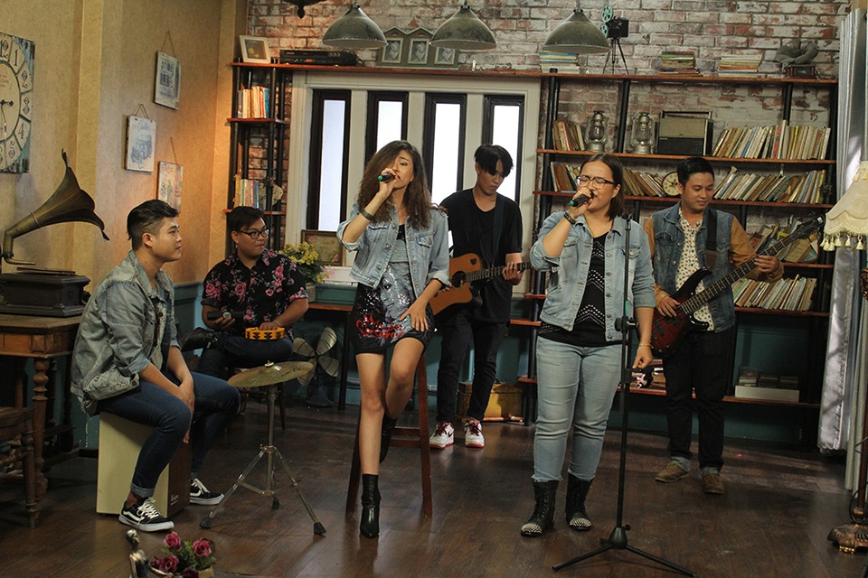 Đinh Uyên - Lan Phạm thể hiện một ca khúc của Micheal Jackson.