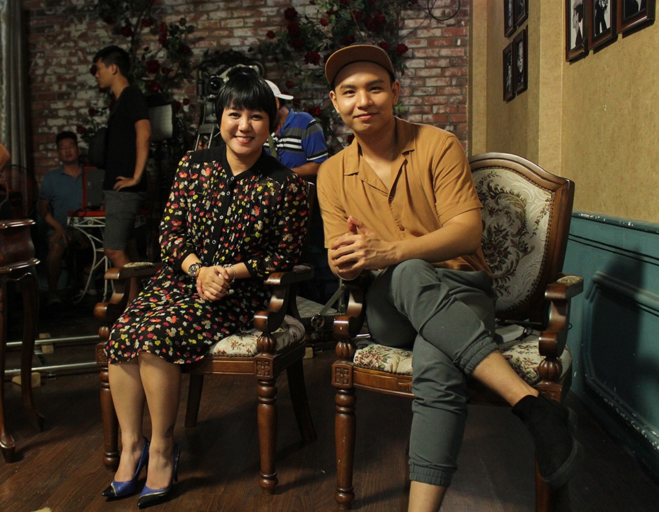 Ngọc Linh (trái) chăm chú nghe thí sinh hát.