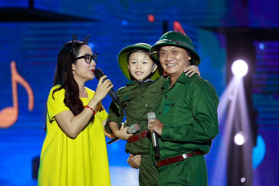 Nghe lại loạt ca khúc ghi dấu ấn NSƯT Quang Lý - 1 NSƯT Quang Lý và bé Hải Nam - giọng ca nhí Đồ Rê Mí 2014.