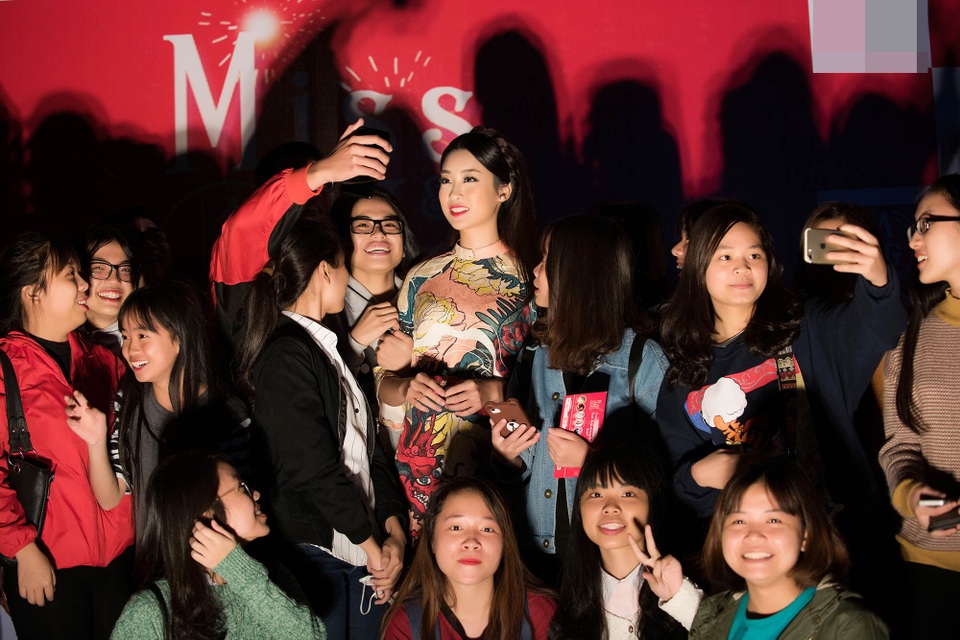 Người đẹp đến khá sớm và được các bạn sinh viên đón chào nồng hậu. Với sự nhiệt tình và hòa đồng, Mỹ Linh khiến tất cả mọi người đều cảm thấy gần gũi.