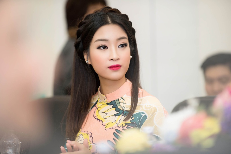 Lần đầu tiên, Hoa hậu Mỹ Linh ngồi ghế giám khảo trong một cuộc thi nhan sắc nên không dấu được cảm xúc và sự hồi hộp.