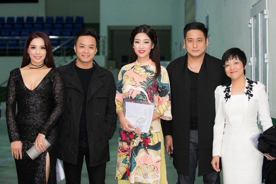 Mỹ Linh còn có cơ hội gặp gỡ các đàn anh, đàn chị là diễn viên Hồng Đăng, danh hài Xuân Bắc, MC Thảo Vân, diễn viên Khắc Tiệp, người mẫu Thúy Hằng.