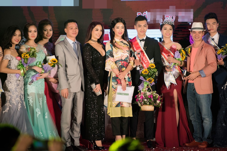 Các nghệ sĩ cùng các sinh viên đoạt giải.