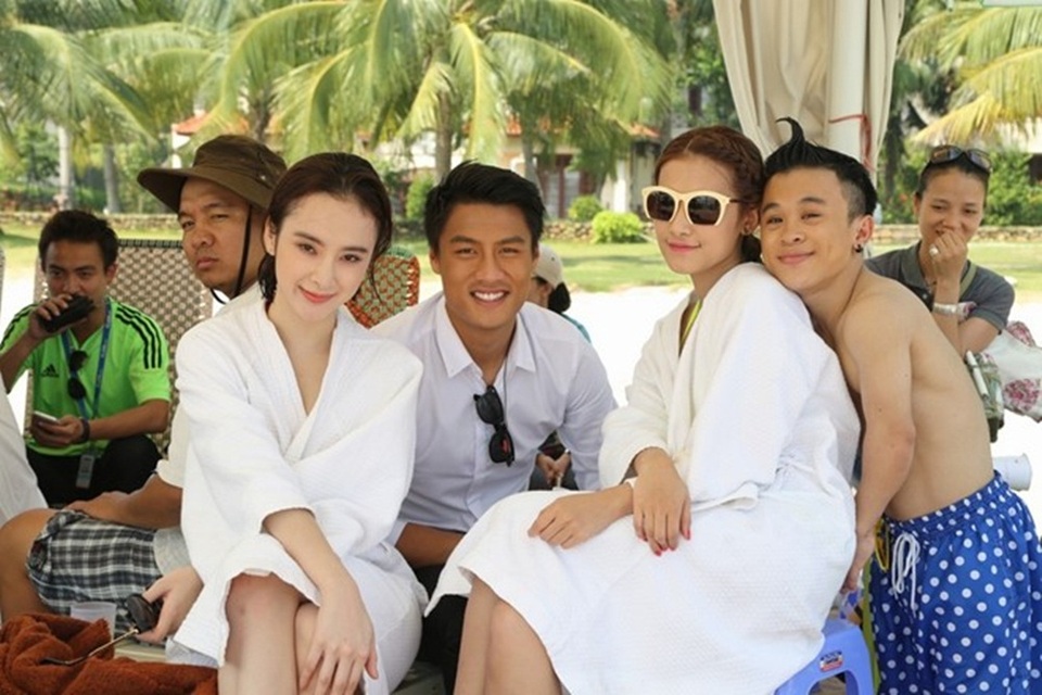 Mạc Hồng Quân cùng dàn diễn viên phim.