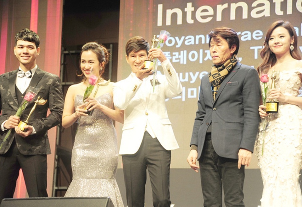 DJ Trang Moon - Gương mặt nổi bật trong cuộc thi The Remix cũng bất ngờ được xướng tên lên nhận giải thưởng Nữ DJ xuất sắc châu Á 2016 tại lễ trao giải Korean Culture Entertainment Awards.