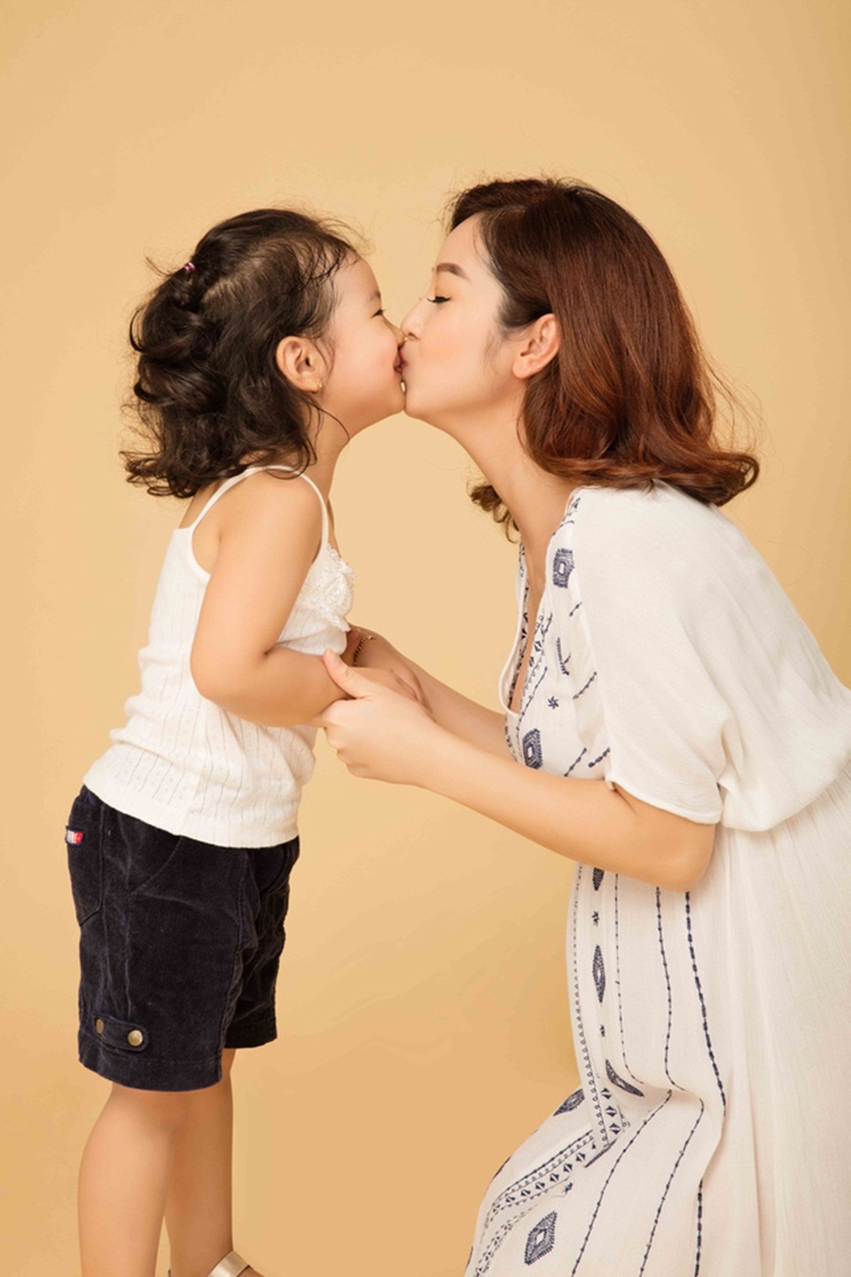 Từ khi mang thai lần 3, Jennifer Phạm tạm ngừng mọi hoạt động để ở nhà nghỉ ngơi và dưỡng thai. Cô dành thời gian vun vén cho tổ ấm, chăm sóc con gái và thi thoảng đi du lịch cùng ông xã. Người đẹp 31 tuổi tiết lộ cô đang mang bầu 1 bé trai ở tháng thứ 7 và sẽ sinh con tại Mỹ vào đầu năm tới. Bà bầu Jennifer Phạm và con gái cưng đã có những khoảnh khắc ngọt ngào bên nhau trong bộ ảnh mới.