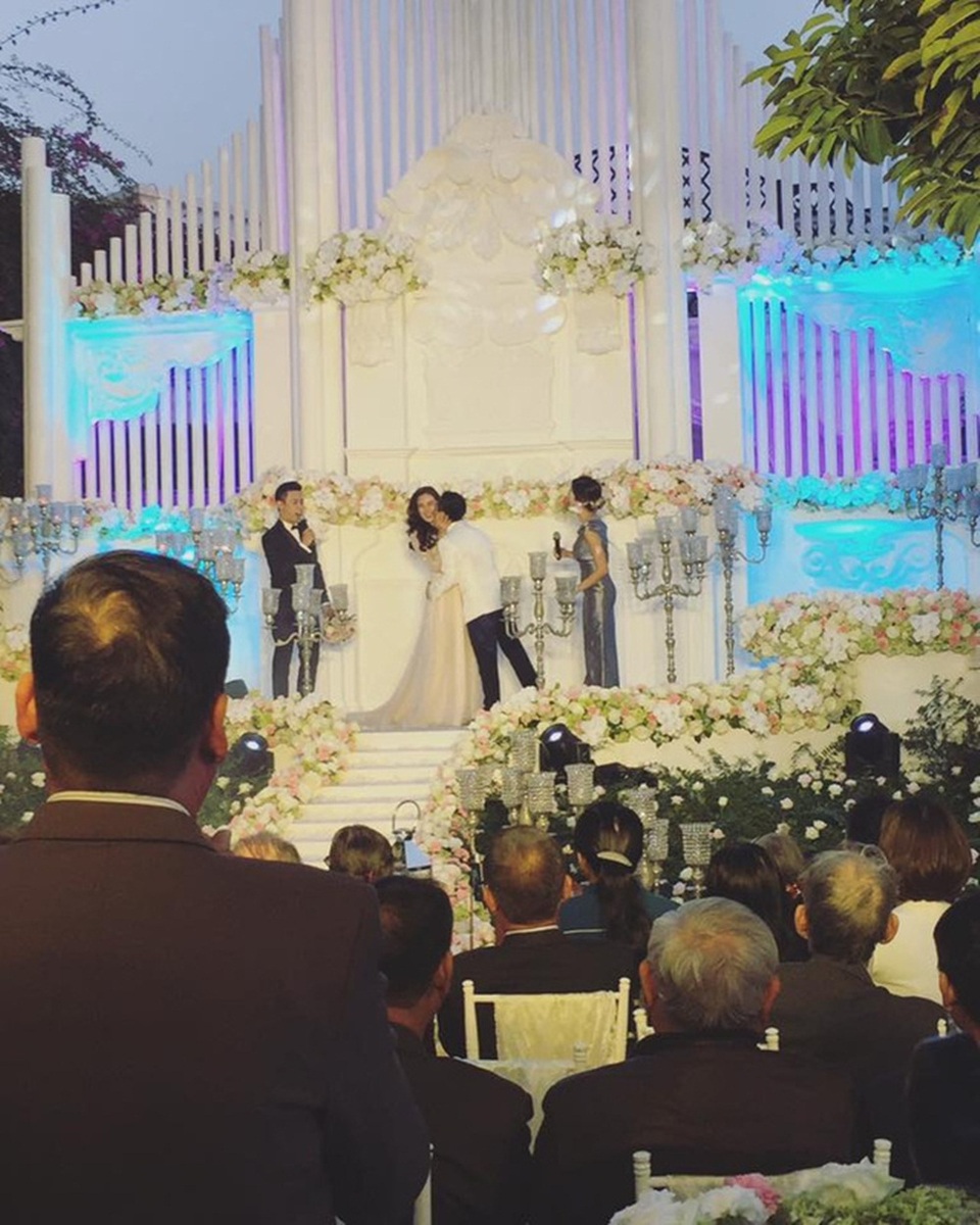 Tiệc cưới của “cô gái thời tiết” Mai Ngọc và bạn trai thiếu gia diễn ra vào chiều 2/12 tại một nhà hàng ở thủ đô Hà Nội. Không gian tiệc cưới được trang hoàng lộng lẫy không thua kém gì tiệc cưới của các sao Hollywood.