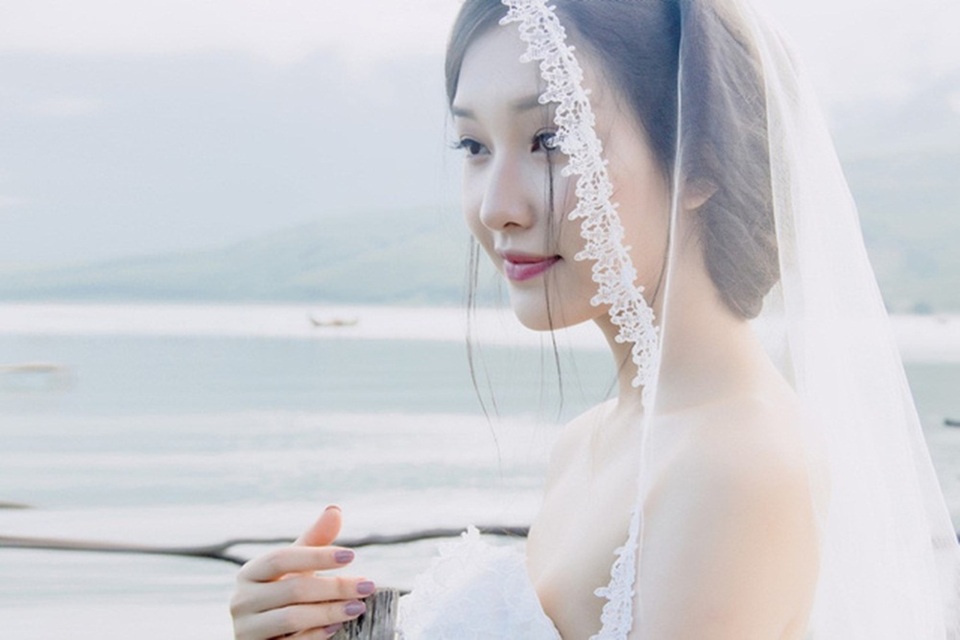 Mới đây, “nàng thơ” xứ Huế Ngọc Trân tái xuất trong một bộ ảnh thời trang sau thời gian im ắng. Với những hình ảnh mới nhất này, Ngọc Trân có dịp khoe vẻ đẹp yêu kiều.