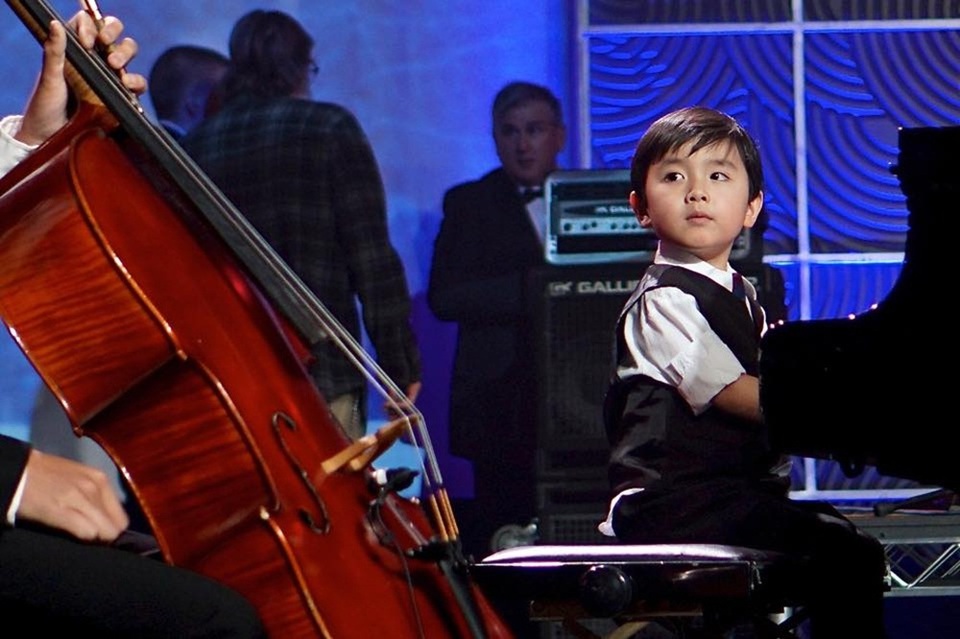 Thần đồng piano 5 tuổi từng làm nước Mỹ “điên đảo” sẽ về Việt Nam - 1 Cậu bé 5 tuổi được mệnh danh “thần đồng piano” là người gốc Việt.