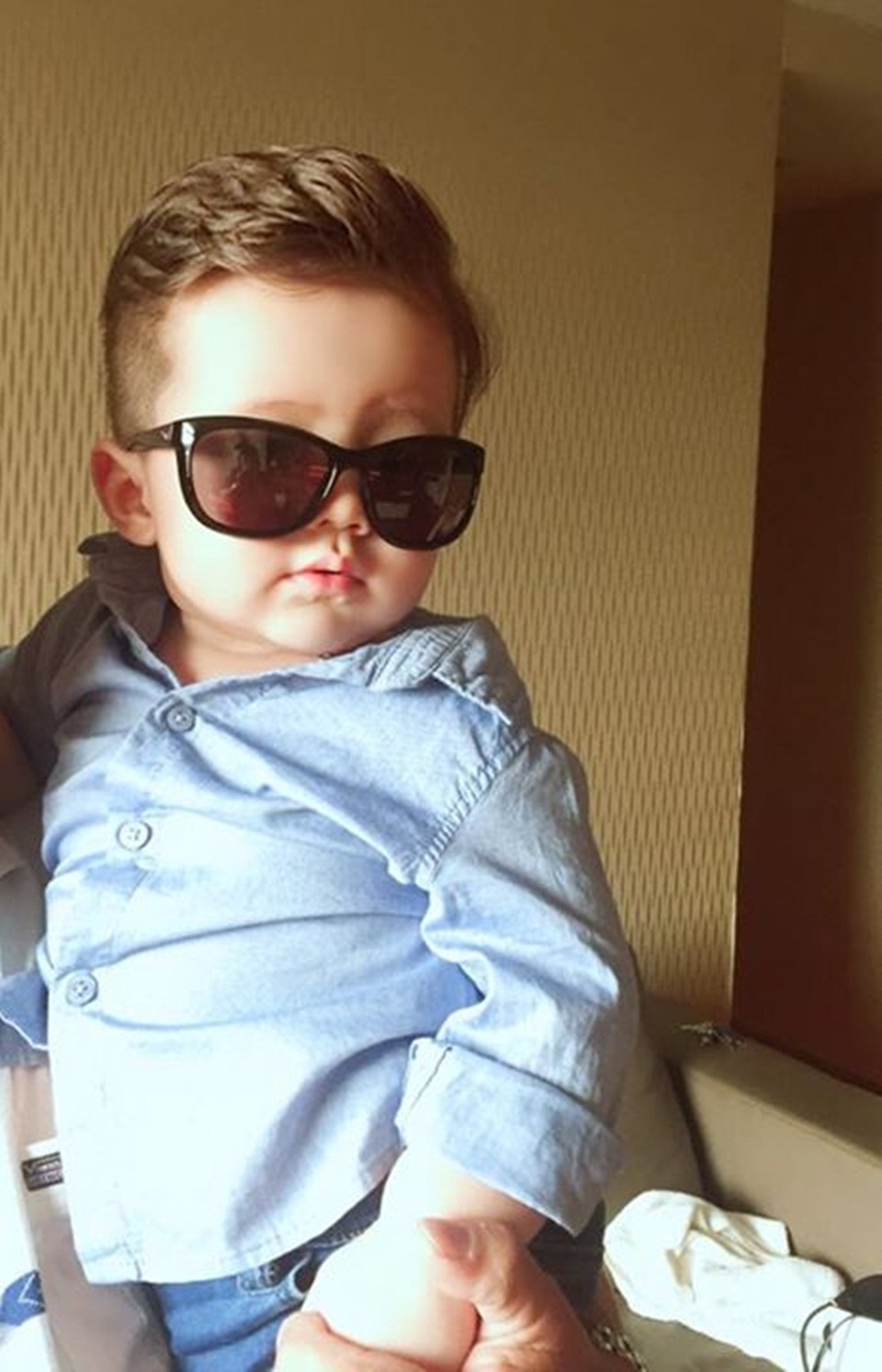 Khi Elly Trần đăng tải hình ảnh Alfie Túc đi học, không ít người đã bị “đốn tim” bởi vẻ ngoài điển trai, đáng yêu của nhóc tì. Giống như Cadie Mộc Trà, soái ca nhà Elly Trần dễ khiến mọi người yêu ngay từ cái nhìn đầu tiên. Cả 2 nhóc tì nhà Elly Trần có lượng fan không thua kém gì mẹ.