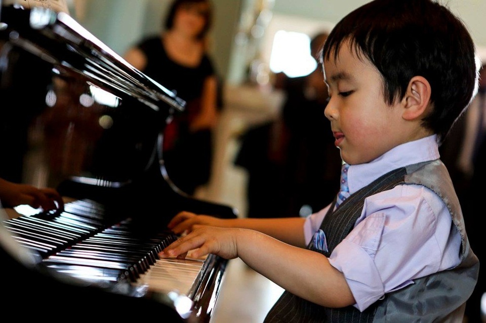 Thần đồng piano 5 tuổi từng làm nước Mỹ “điên đảo” sẽ về Việt Nam - 2 Evan Lê và gia đình sẽ có một chuyến đi về Việt Nam vào tháng 12.