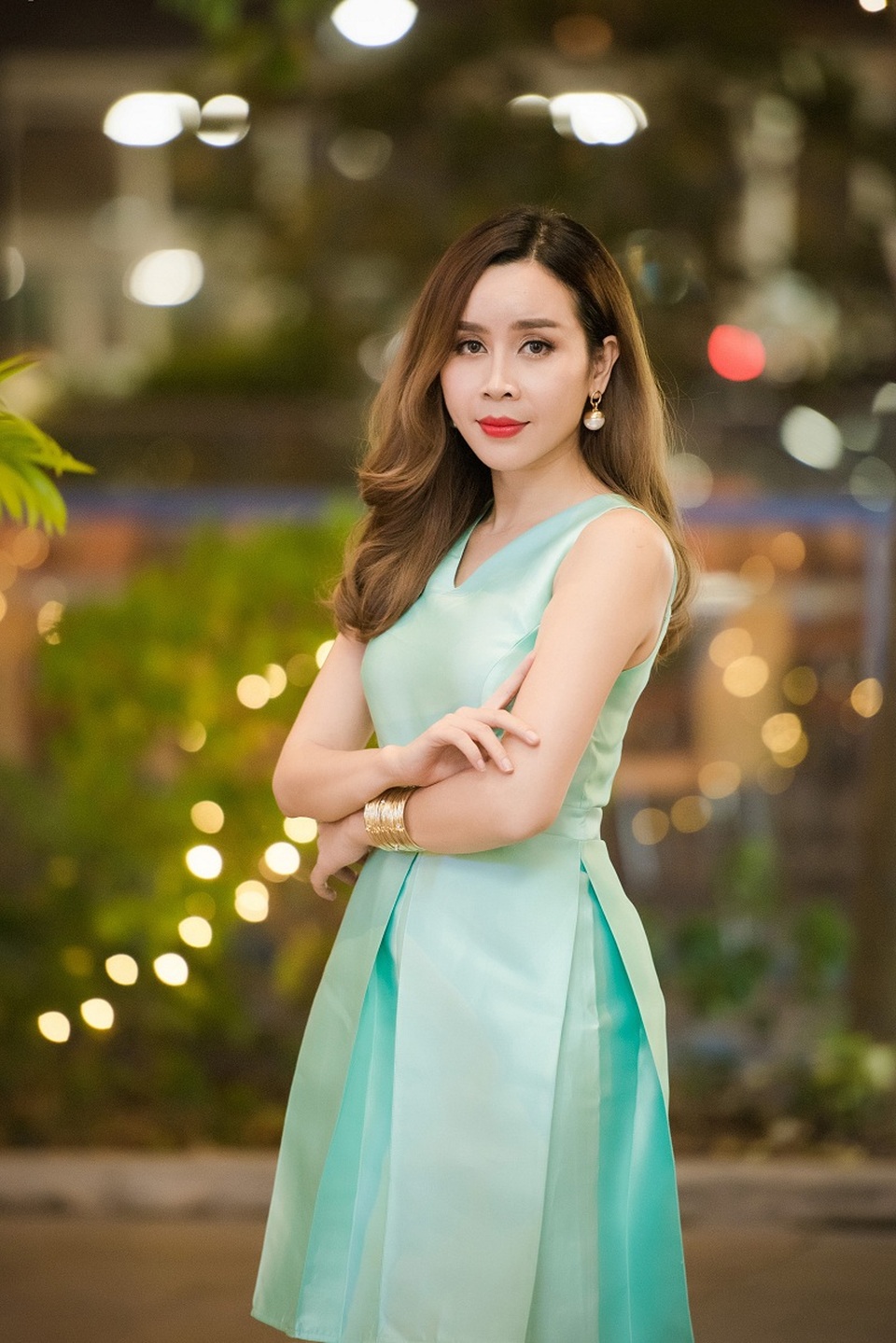 Lưu Hương Giang diện tông xanh pastel dịu mắt.